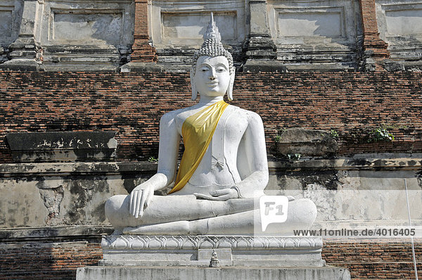 Buddhastatue  Great Chedi Chaya Mongkol  Wat Yai Chai Mongkon  Ayutthaya  Thailand  Asien