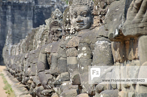 54 göttliche  furchterregende Wesen aus Stein flankieren den Zugang zu den Eingangstoren von Angkor Thom  Angkor Wat  Siem Reap  Kambodscha  Asien