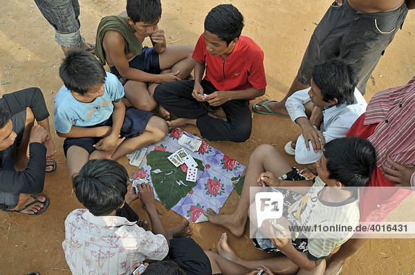 Jugendliche spielen Karten in den Slums von Siem Reap  Kambodscha  Asien