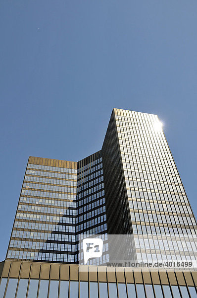 Mit 106 m Höhe und 69.000 Quadratmeter Bürofläche gehört das Rathaus der Stadt Essen zu den größten in Deutschland  Essen  Nordrhein-Westfalen  Deutschland  Europa