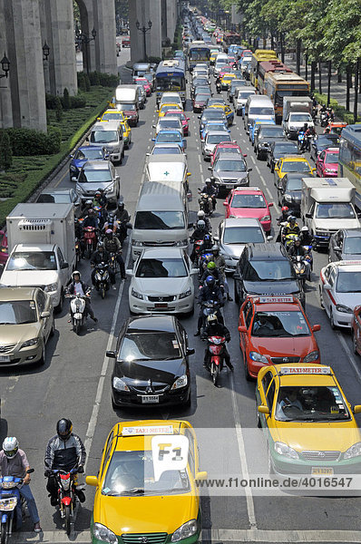 Motorräder  Mopeds und Autos im Verkehrschaos  Ratchadamri Road  Straßenverkehr in Bangkok  Thailand  Asien