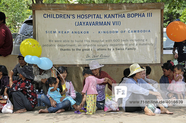 Mütter und Kinder vor dem Spital Jayavarman VII des Schweizer Arztes Dr. Beat Richner  ein großes Präventions- und Gesundheitszentrum samt Ambulatorium und ein Akutspital für schwerkranke Kinder sowie eine MaternitÈ für HIV-positive Mütter  dort kann die Übertragung von Aids von der Mutter auf das Kind verhindert werden  Siem Reap  Kambodscha  Asien