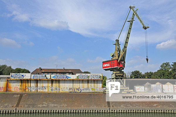 Ausgedienter Hafenkran der RWSG  Innenhafen  Duisburg  Nordrhein-Westfalen  Deutschland  Europa