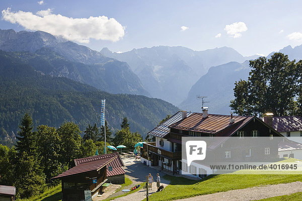 Berggasthof Eckbauer  Graseck bei Garmisch  Blick auf Karwendel  Alpen  Oberbayern  Deutschland