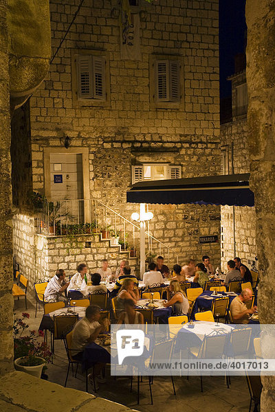 Restaurant in the historic centre of Hvar  Hvar Island  Dalmatia  Croatia  Europe