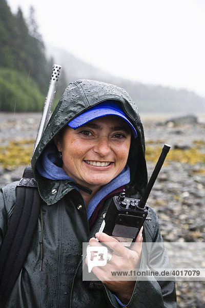 Rangerin von Pack Creek Admiralty Island National Monument Inside Passage Alaska USA Nordamerika