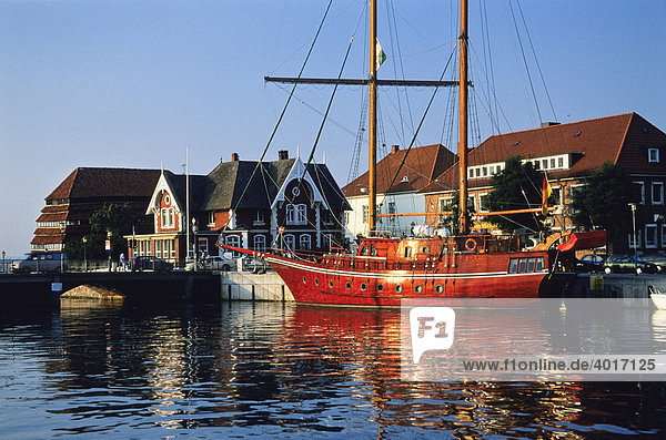 Harbour of Neustadt with its historic granary and schooner  Neustadt  Schleswig-Holstein  Germany  Europe