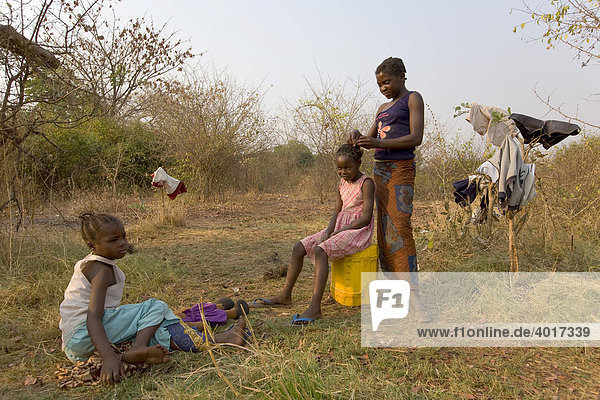 Mutter frisiert ihr Kind  Dorf Sambona  afrikanisches Dorf  Südprovinz  Sambia  Republik Sambia  Afrika