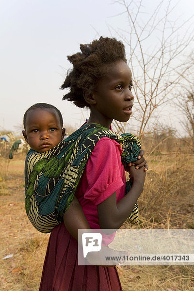 Kind Tragt Baby Im Tuch Auf Dem Rucken Dorf Sambona Afrikanisches Dorf Sudprovinz Sambia Republik Sambia Afrika
