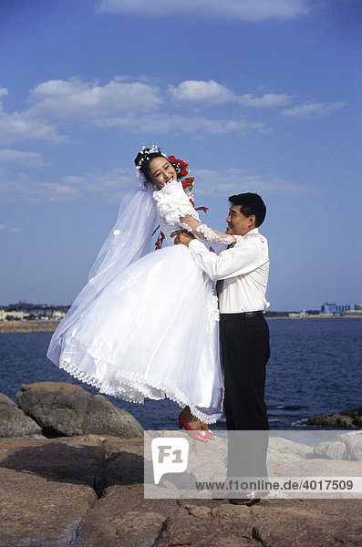 Ein Hochzeitspaar am Strand von Qingdao  Qingdao  Shandong  V.R. China