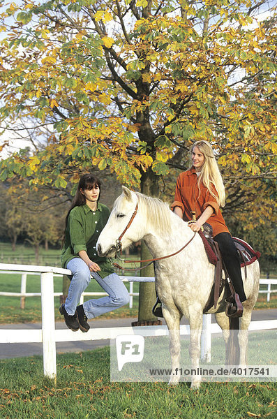 Zwei Mädchen mit einem Pferd  Island Pony  Köln  Nordrhein-Westfalen  Deutschland  Europa