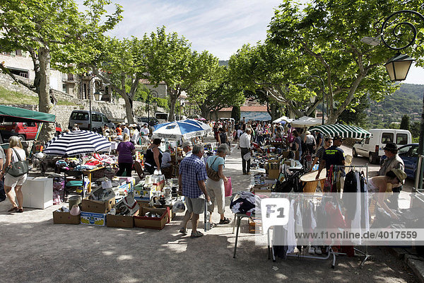 Flohmarkt auf dem Marktplatz von Seillans  Provence  Frankreich  Europa