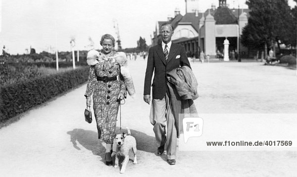 Paar mit Hund  historische Aufnahme  ca. 1924