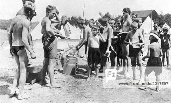 Essenfassen beim Camping für Jugendliche  historische Aufnahme  ca. 1929