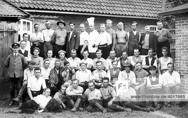 Männergruppe mit Koch historische Aufnahme ca. 1929