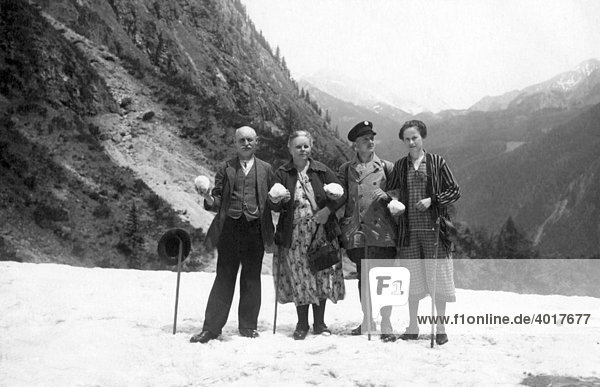 Kurz vor der Schneeballschlacht  historische Aufnahme  ca. 1931