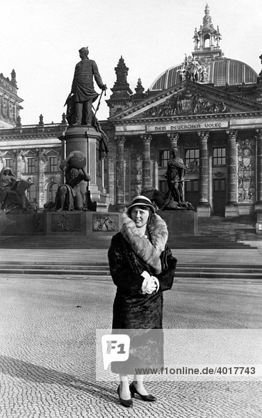 Frau posiert vor dem Reichstag  Berlin  Deutschland  historische Aufnahme  ca. 1930