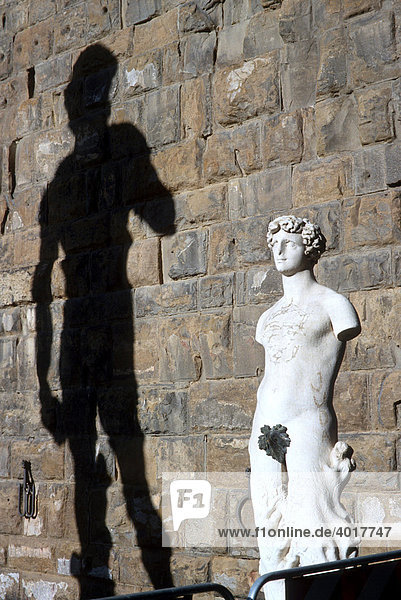 Schatten des David von Michelangelo vor den Uffizien  Florenz  Toskana  Italien