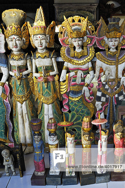 Diverse indisch anmutende Holzfiguren als Souvenirs bei Ubud  Bali  Indonesien  Asien
