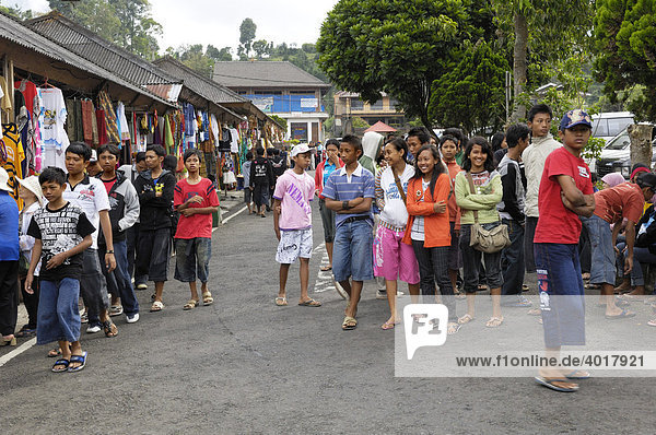 Junges Volk und Verkaufsstände am Bratan-See Bali Indonesien Südostasien