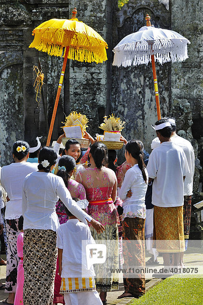 Am Bratan-See  Frauen tragen Opfergaben am Tor zum Tempel Pura Ulun Danu  Bali  Indonesien