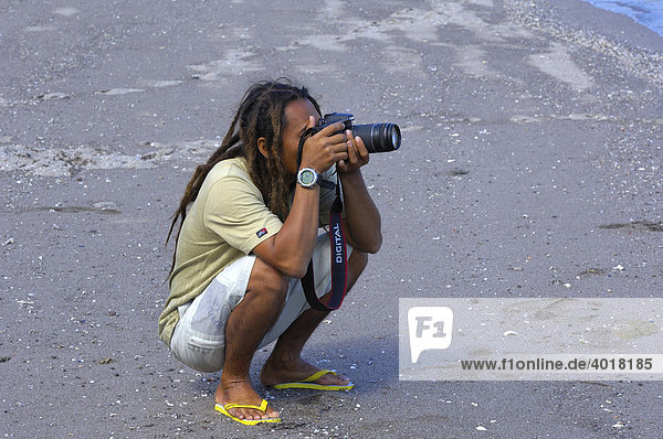 Divemaster Santoso der MS-Felicia fotografiert am Strand  Komodo Nationalpark  World-Heritage-Site  Komodo  Indonesien  Asien