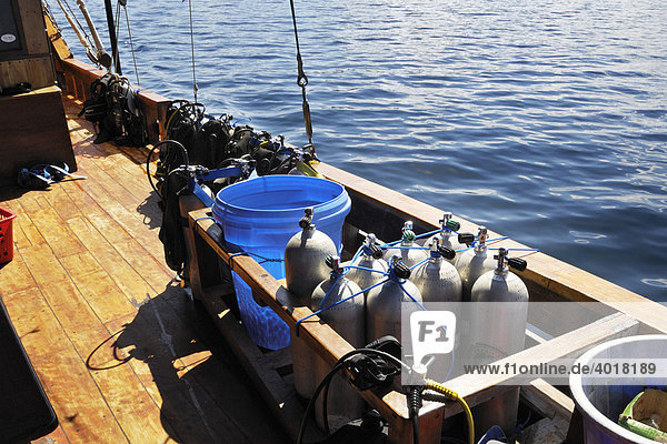 Tauchflaschen auf der MS-Felicia  Komodo Nationalpark  World-Heritage-Site  Komodo Indonesien  Asien
