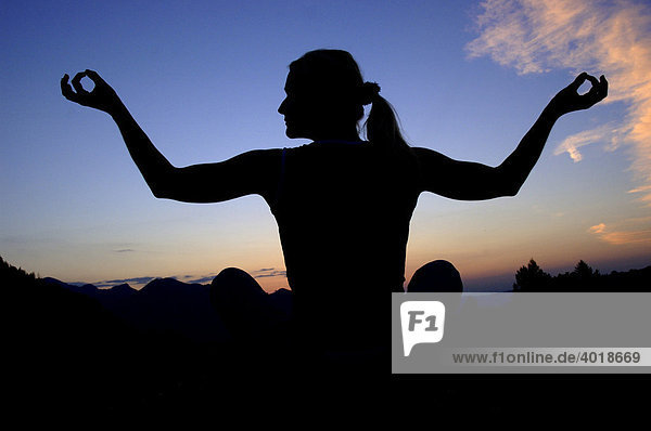 Eine Frau betreibt Yoga am Abend  Nationalpark Kalkalpen  Oberösterreich  Österreich  Europa