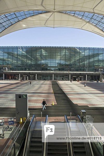 Dachkonstruktion am Franz Joseph Strauß Flughafen zwischen Terminal 1 und 2  München  Bayern  Deutschland  Europa