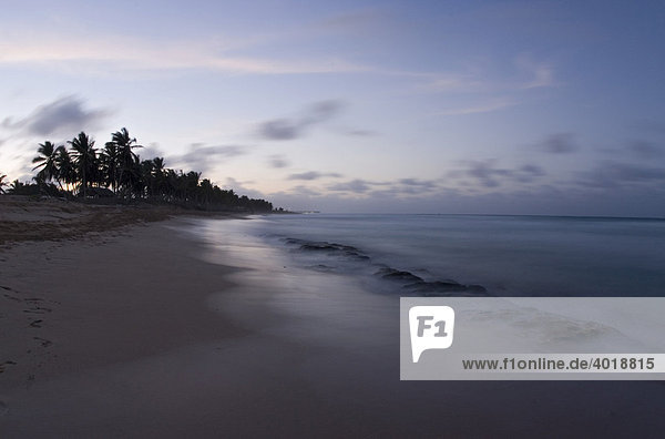 Meeresbrandung in der Blauen Stunde  Playa del Macao  Dominikanische Republik  Mittelamerika