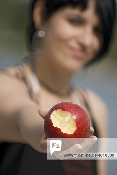 Junge Frau mit Apfel