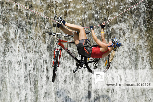 Überquerung eines Wasserfalles auf einem Seil gemeinsam mit dem Bike  Nationalpark Kalkalpen  Oberösterreich  Österreich  Europa