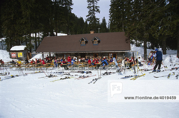 Viele Menschen an einer Skihütte,  Hochkar,  Niederösterreich,  Österreich,  Europa