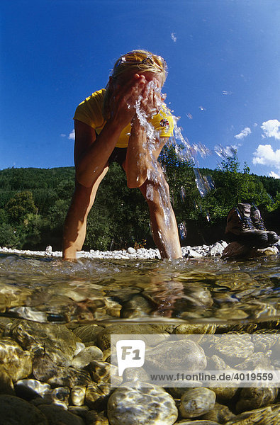 Frau  22  steht in einem Gebirgsbach und erfrischt sich  Nationalpark Kalkalpen  Oberösterreich  Österreich  Europa