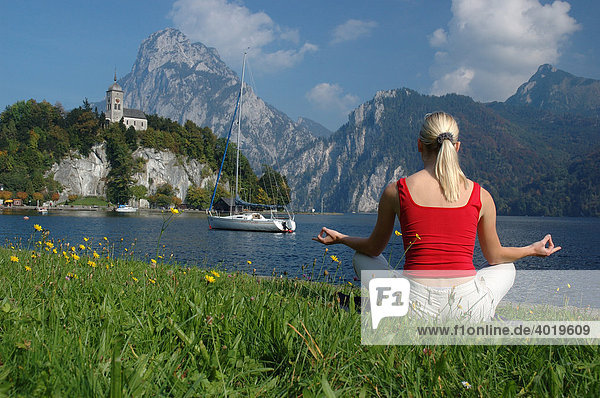 Junge blonde Frau entspannt sich am Traunsee  Salzkammergut  Oberösterreich  Österreich  Europa