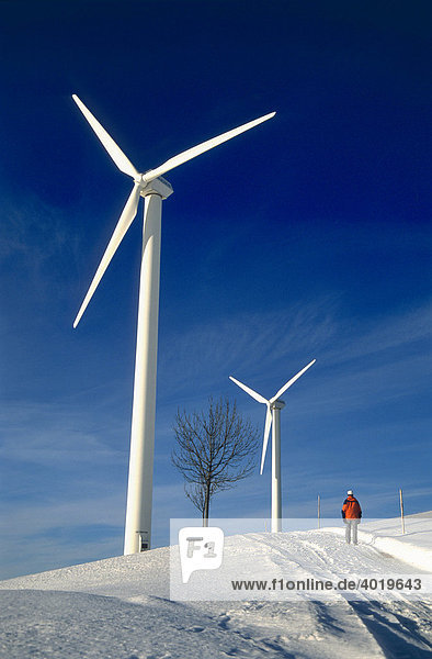 Wanderer im Winter bei dem Windkraftwerk in der Laussa  Oberösterreich  Österreich  Europa