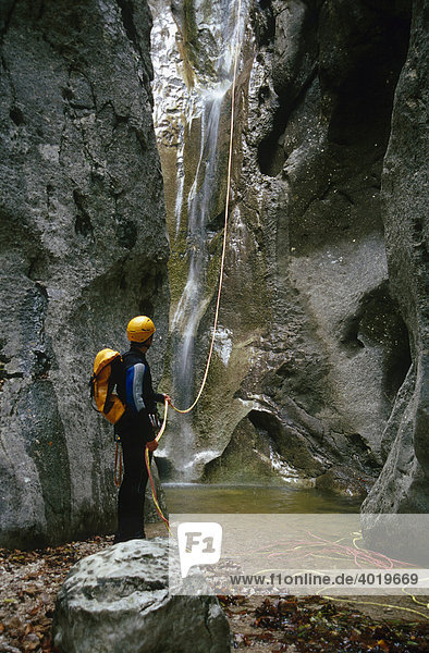 Mann seilt sich beim Canyoning ab  Steiermark  Österreich  Europa