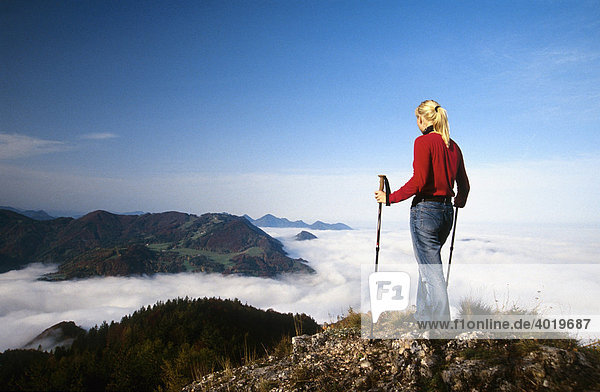 Frau schaut auf das Wolkenmeer über dem Ennstal  Oberösterreich  Österreich  Europa
