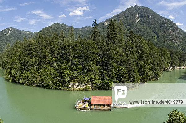 Hausboot am Fluss Steyr  Oberösterreich  Österreich  Europa