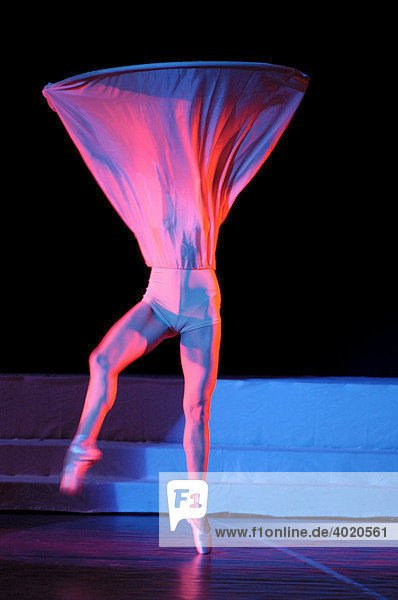 Weibliche Tänzerin in abstraktem Outfit tritt auf der Bühne auf, Show-Ballet-Truppe A-6, Kiev, Ukraine, Osteuropa