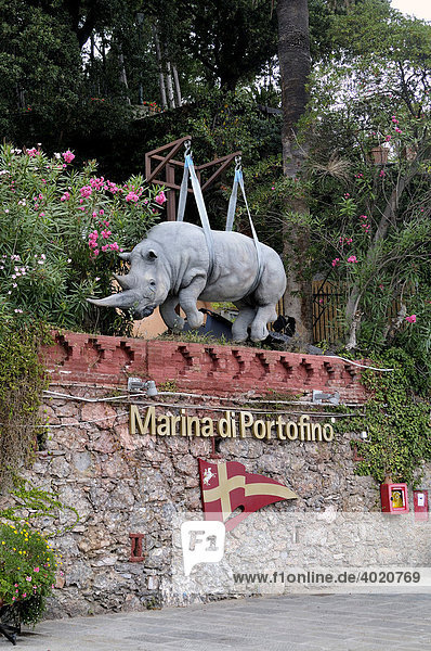 Nashornfigur am Kran wirbt für Freilichtmuseum in Portofino  Riviera di Levante  Italien  Europa