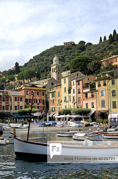 Blick auf den Naturhafen und Ort Portofino  Riviera di Levante  Italien  Europa