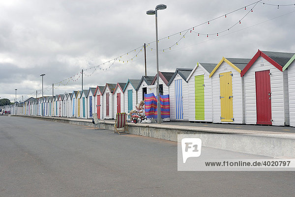 Typische  eng aufgereihte englische Strandhäuschen in Torquay  Südengland  Kanalküste  Vereinigtes Königreich  Europa