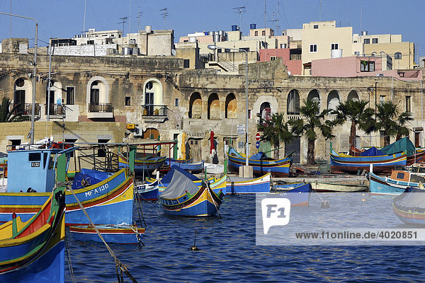 Bunte Boote im Hafen von Marsaxlokk  Malta  Europa