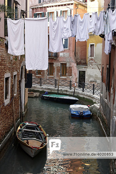 Wäscheleine  Boote  typischer Kanal in Venedig  Italien  Europa