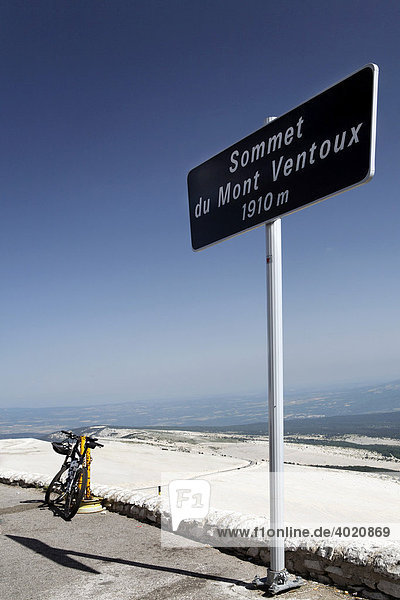 Schild auf dem Gipfel des Mont Ventoux  Provence  Frankreich  Europa