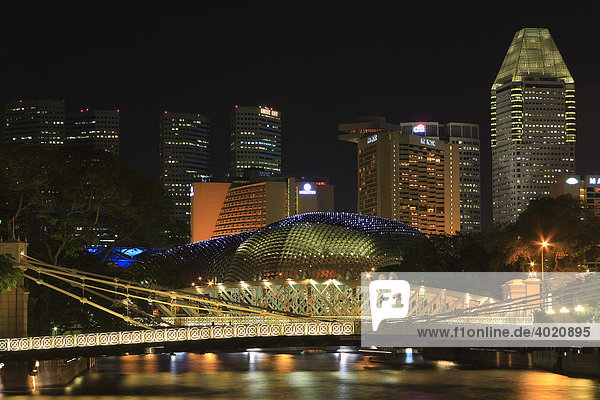 Blick über die Cavenagh Bridge auf das Finanzzentrum  Singapur  Singapore  Asien