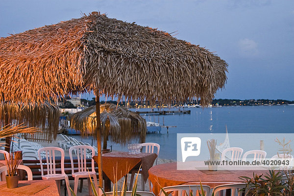 Strandrestaurant in der Dämmerung  Juan les Pins zwischen Cannes und Antibes  Südfrankreich  Frankreich  Europa