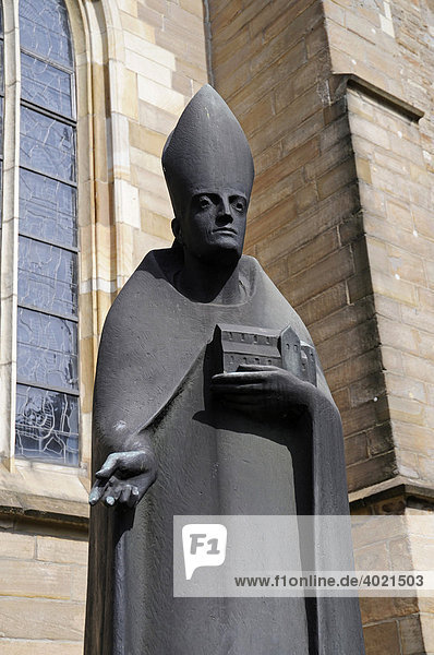 Statue  Bischof St Altfrid  Dom  Essen  Nordrhein-Westfalen  Deutschland  Europa