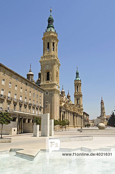 Basilika de Nuestra Senora del Pilar  Kathedrale  Plaza del Pilar  Platz  Brunnen  Zaragoza  Saragossa  Aragon  Kastilien  Spanien  Europa